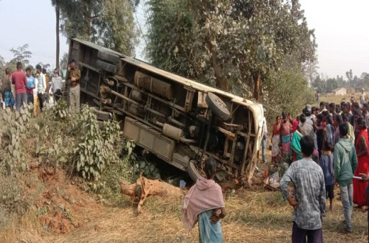 रामगढ़ में यात्रियों से भरी बस पलटी, 1 की मौत, 24 घायल